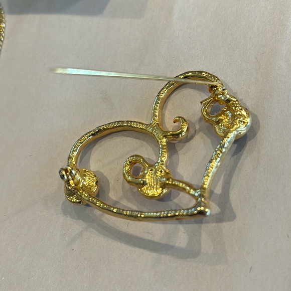 Gold tone heart shaped brooch - Picture 2 of 5